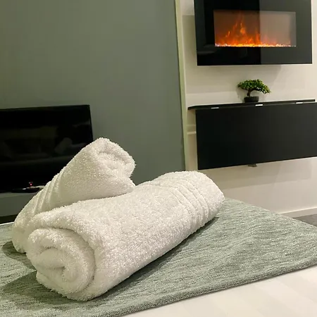 Apartment Crystal Studio-downtown Escape-navarinou Square